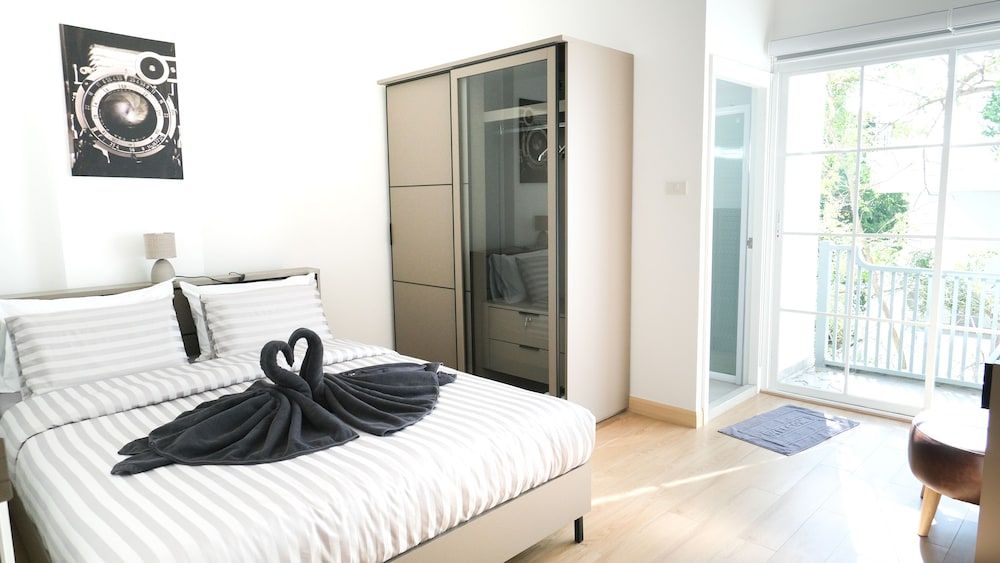 The Square 101 Superior Room 2