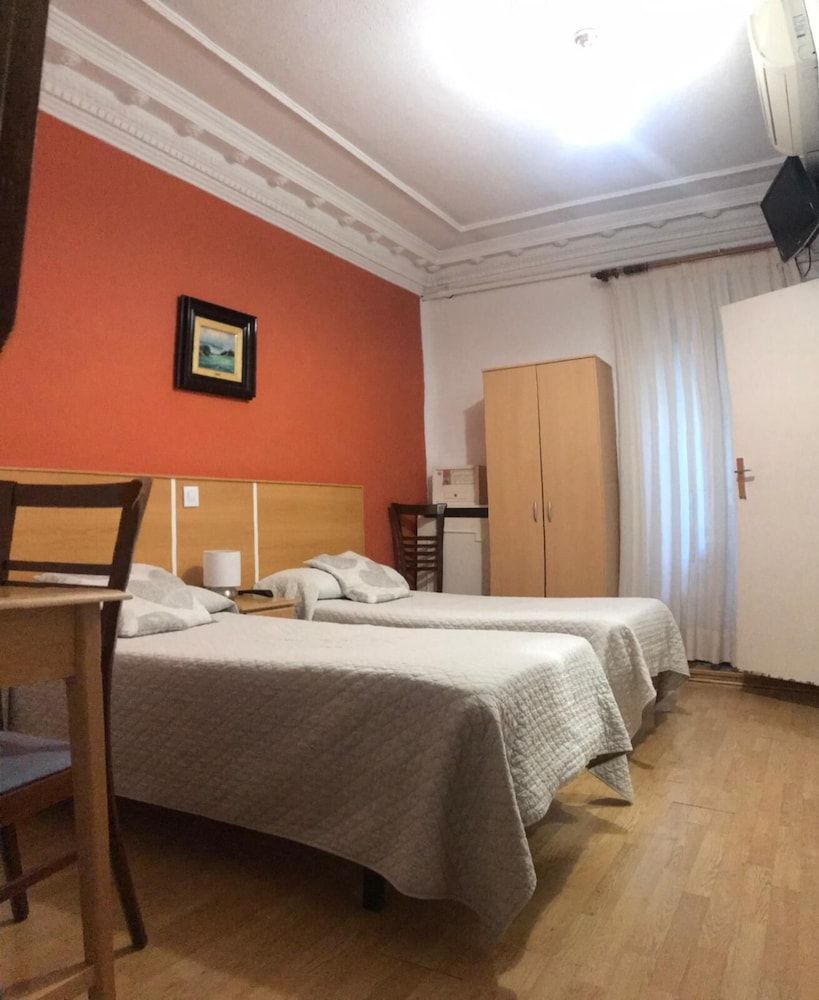 Hostal Trevinca Twin Room, 2 Twin Beds 9