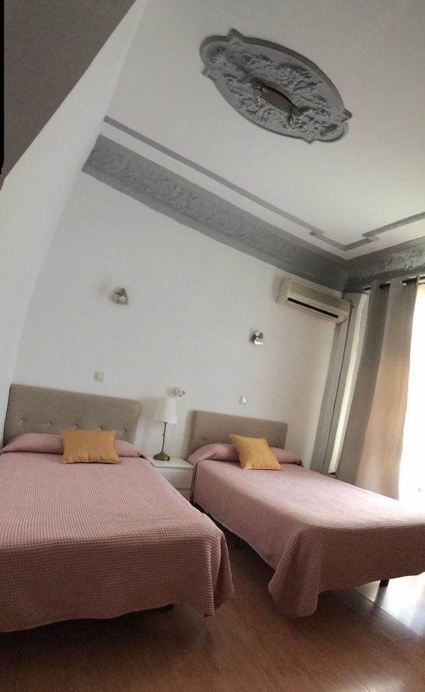 Hostal Trevinca Twin Room, 2 Twin Beds 7