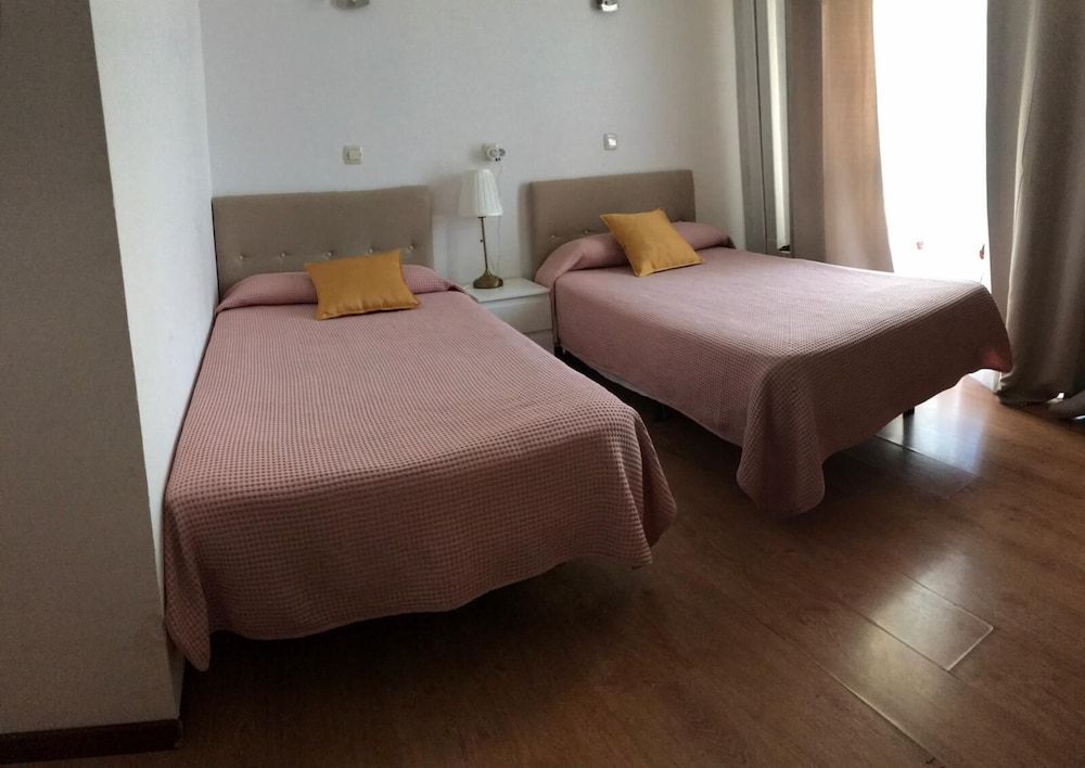 Hostal Trevinca Twin Room, 2 Twin Beds 10