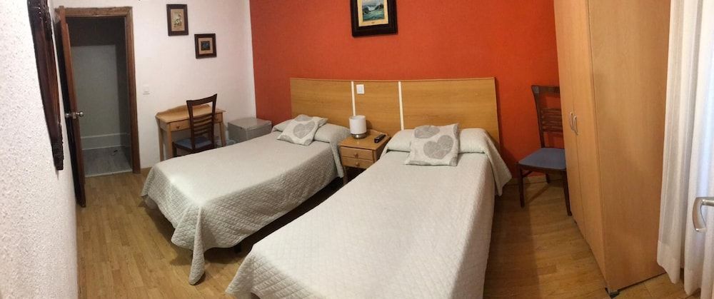 Hostal Trevinca Twin Room, 2 Twin Beds 8