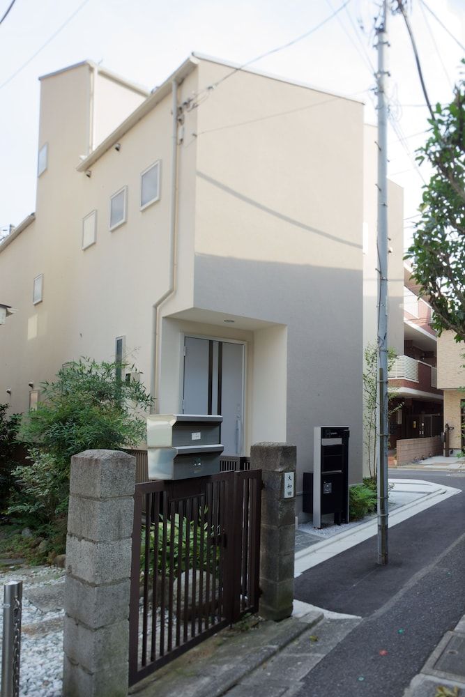 undefined Nishi-Sugamo Guest House. 2min to Nishi-Sugamo Sta. 13min to Ikebukuro Sta. 8