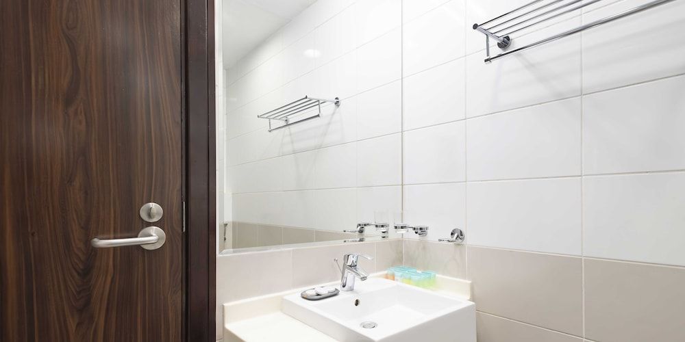 LUX Opulent Island Suite View 7 Deluxe Apartment 5