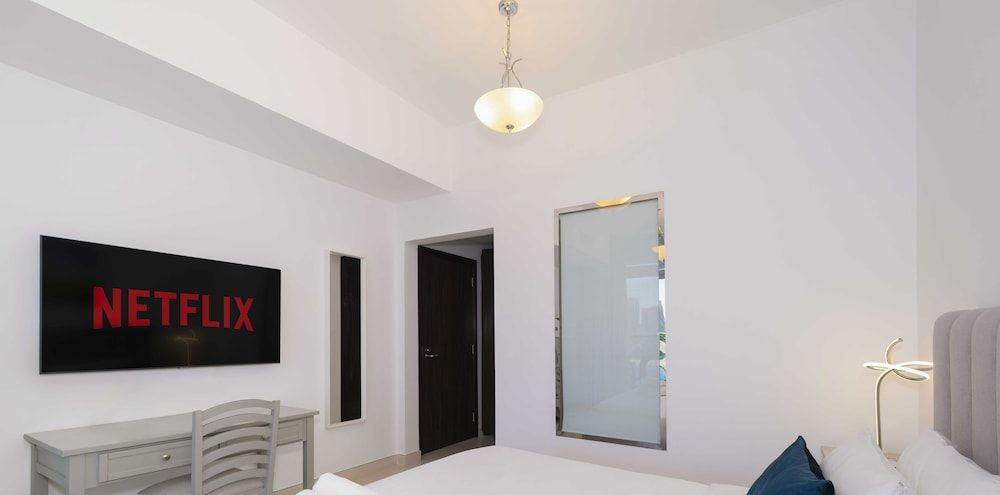 LUX Opulent Island Suite View 7 Deluxe Apartment 6