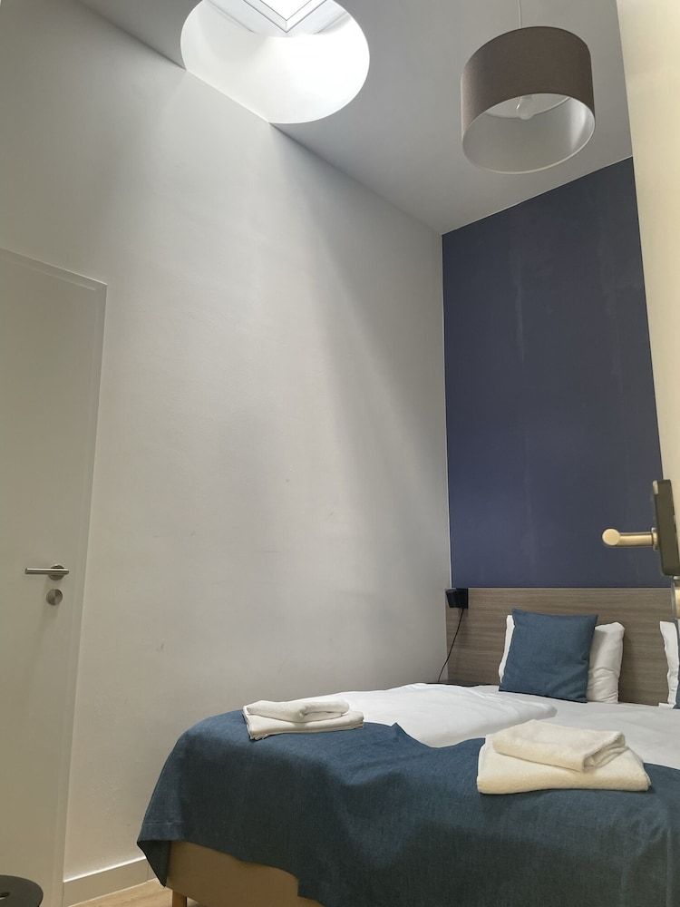 RES City Residence Hotel Budapest Economy Double Room (Skylight window only) 3
