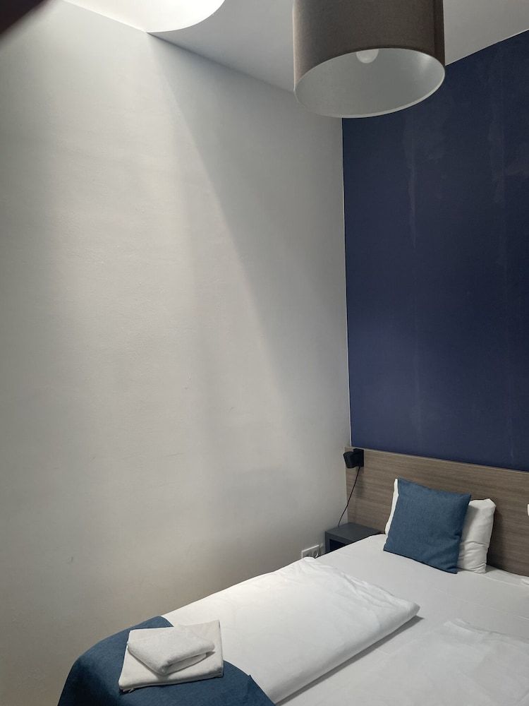 RES City Residence Hotel Budapest Economy Double Room (Skylight window only) 4