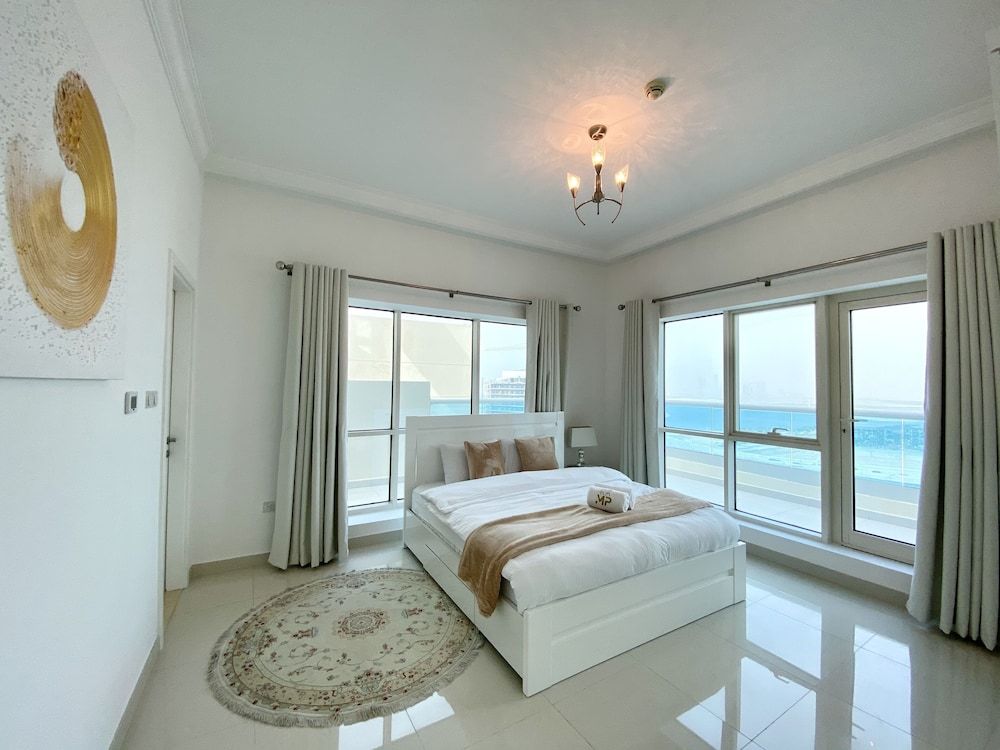 undefined  Luxe Apt with Panoramic Views and Terrace 8