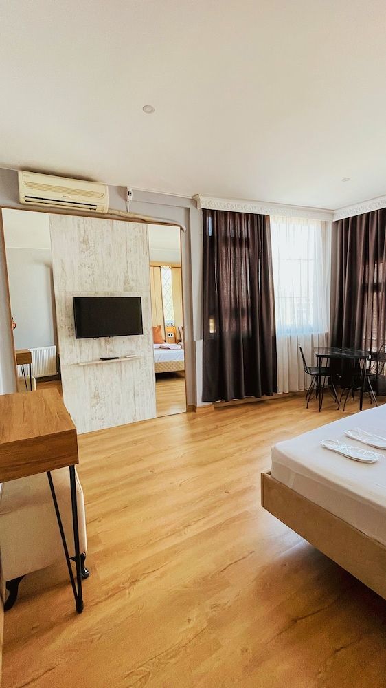 Lumina Boutique Hotel Superior Triple Room, City View 7