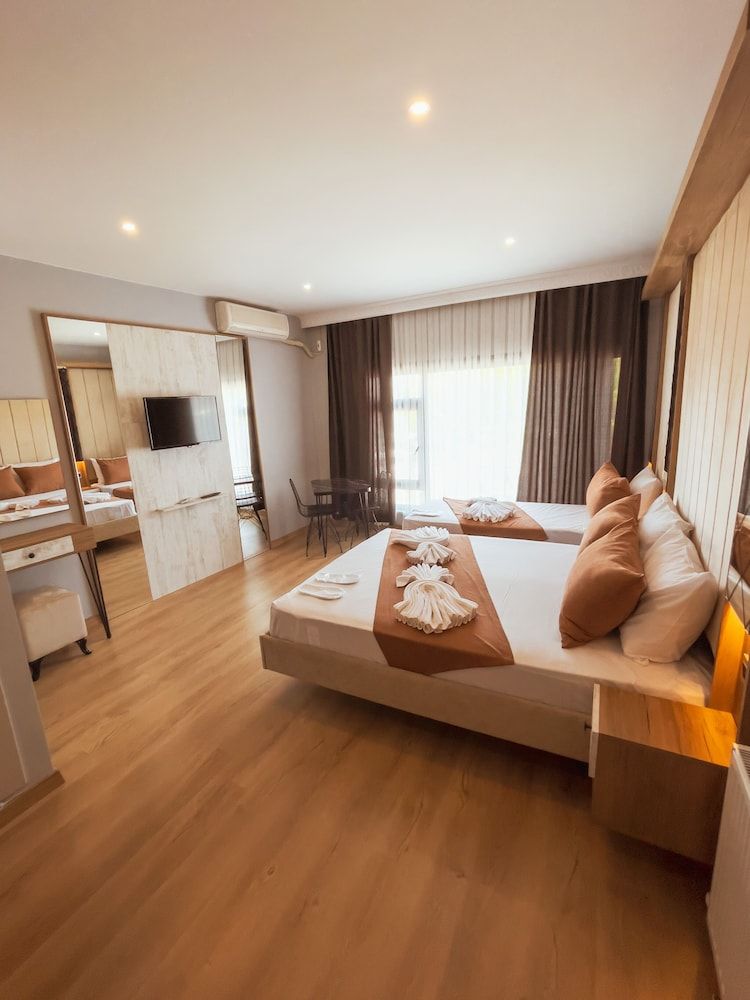 Lumina Boutique Hotel Superior Triple Room, City View 3