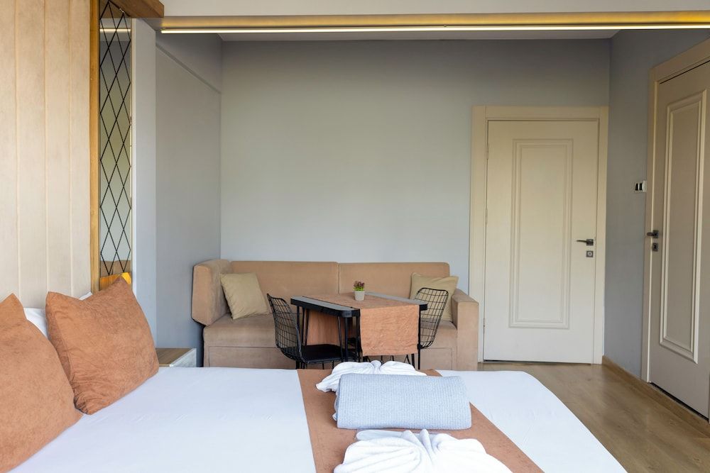 Lumina Boutique Hotel Superior Triple Room, City View 8