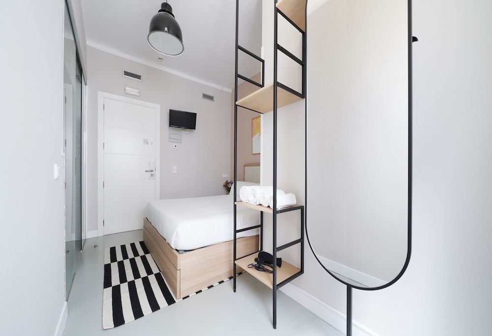 Numa Madrid Script Small Room 6