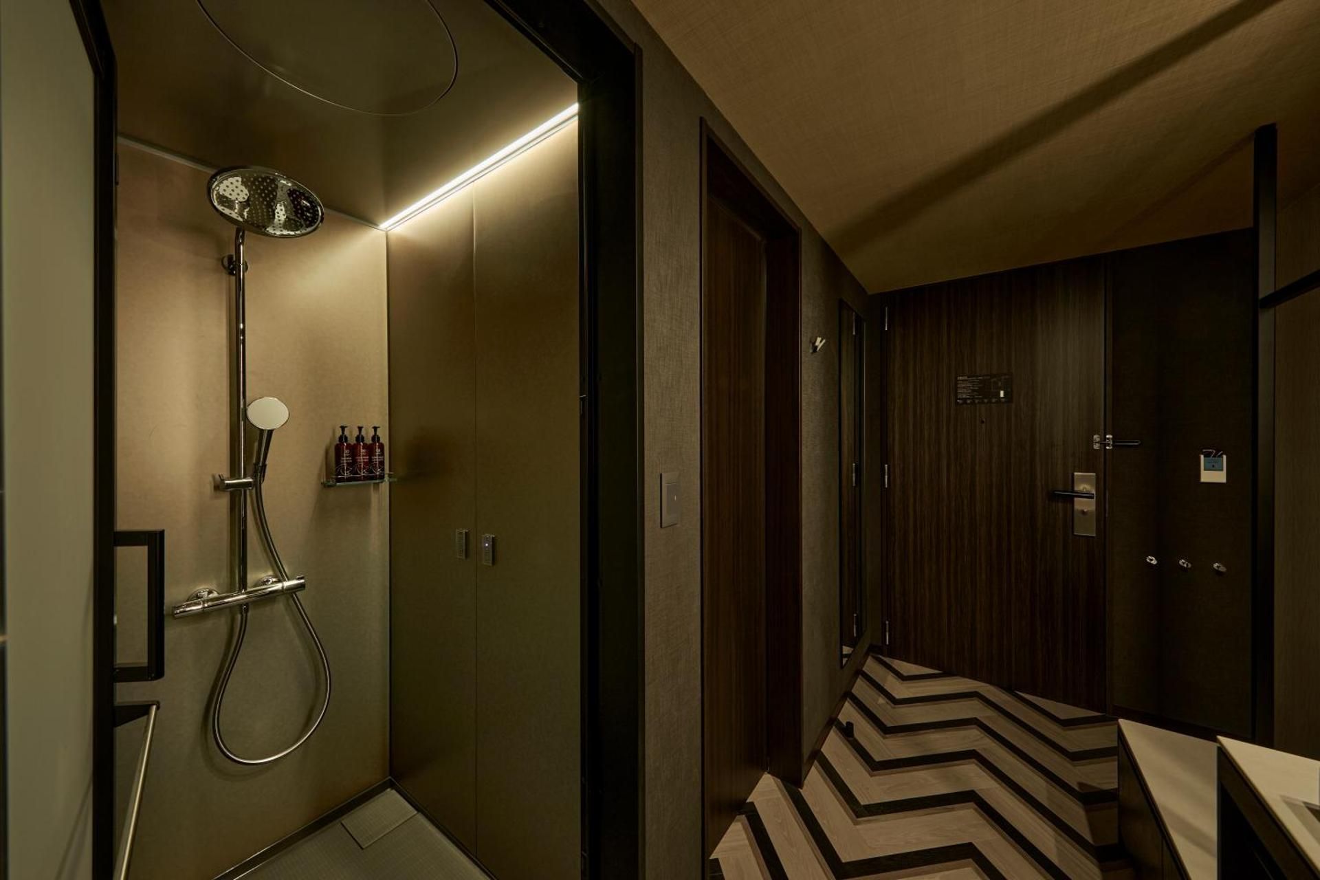 Prosecco Moderate King Room - Rail Track Facing, Non-Smoking