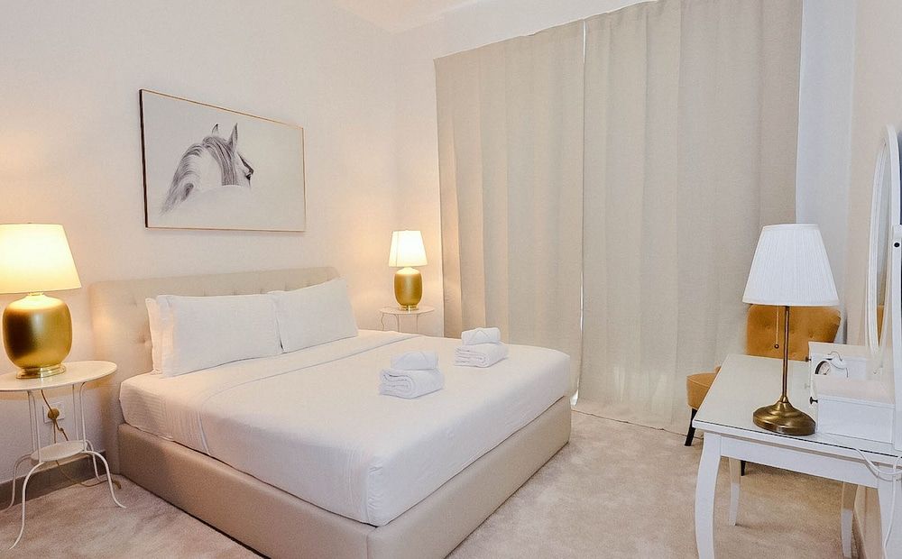 undefined Sophisticated One Bedroom with full Marina View 6