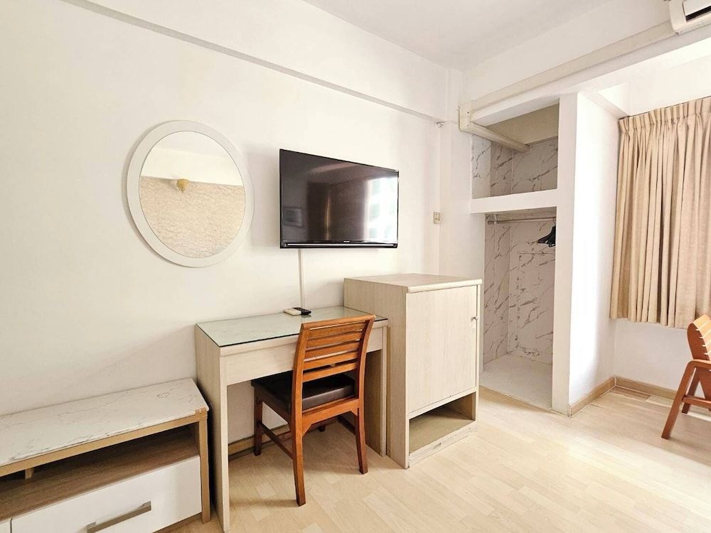 Crown   Bts   Nana  Hotel Superior Double Room 13