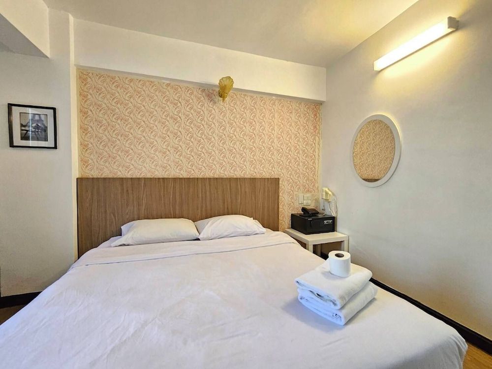 undefined Crown   Bts   Nana  Hotel 8