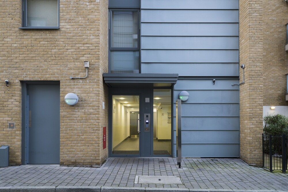 undefined JOIVY Trendy Islington Flat for 2 with Patio 2