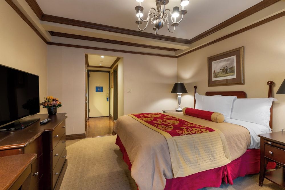 1 Queen Bed Room