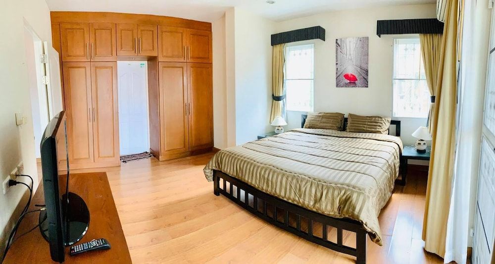 Pattaya Pool Villa TLH 3-Bedroom Villa with Private Pool 9