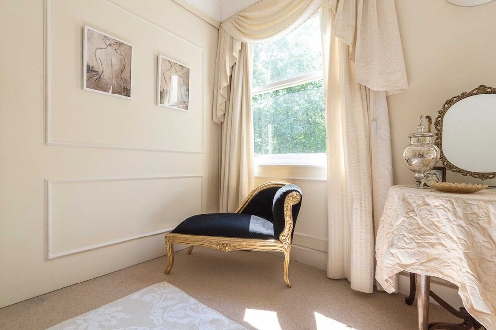 Elegant 3 Bedroom Home Located in South Kensington Apartment (3 Bedrooms) 11