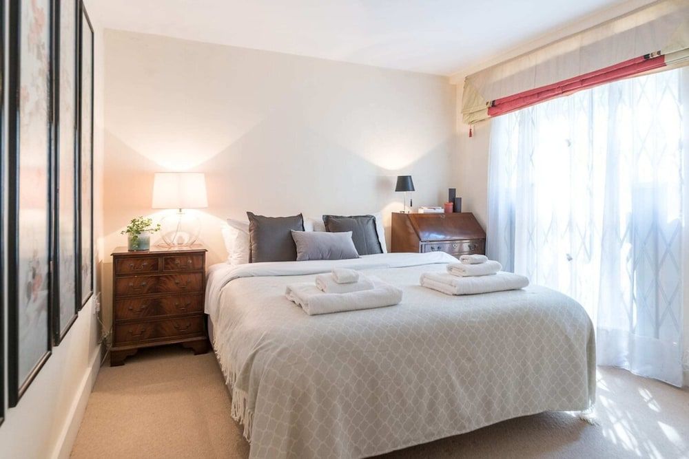 Elegant 3 Bedroom Home Located in South Kensington Apartment (3 Bedrooms) 8