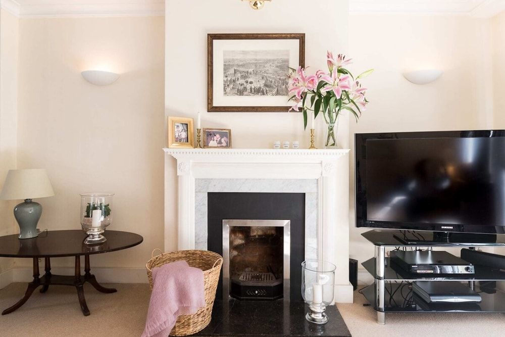 Elegant 3 Bedroom Home Located in South Kensington Apartment (3 Bedrooms) 21