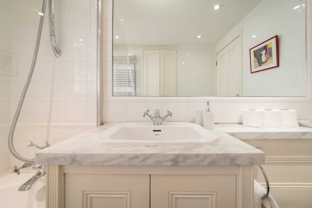 Elegant 3 Bedroom Home Located in South Kensington Apartment (3 Bedrooms) 29