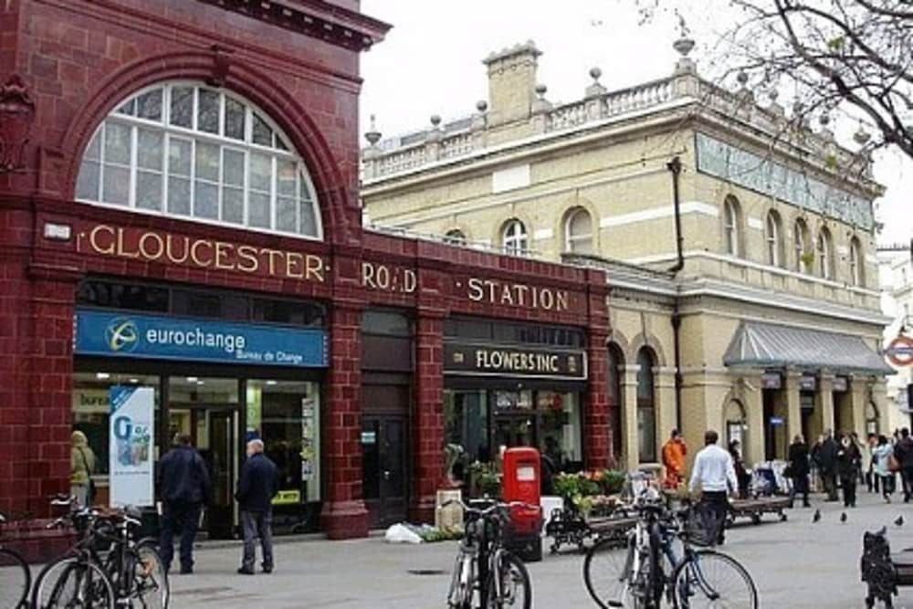 undefined Elegant 3 Bedroom Home Located in South Kensington 3