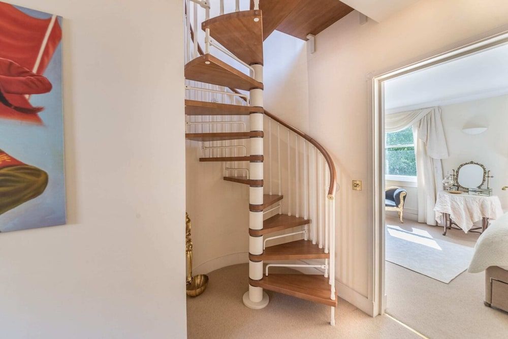 Elegant 3 Bedroom Home Located in South Kensington Apartment (3 Bedrooms) 9