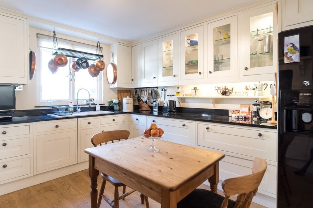 Elegant 3 Bedroom Home Located in South Kensington Apartment (3 Bedrooms) 14