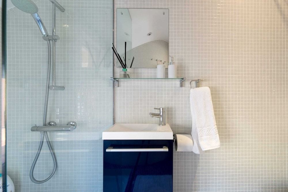 Elegant 3 Bedroom Home Located in South Kensington Apartment (3 Bedrooms) 27