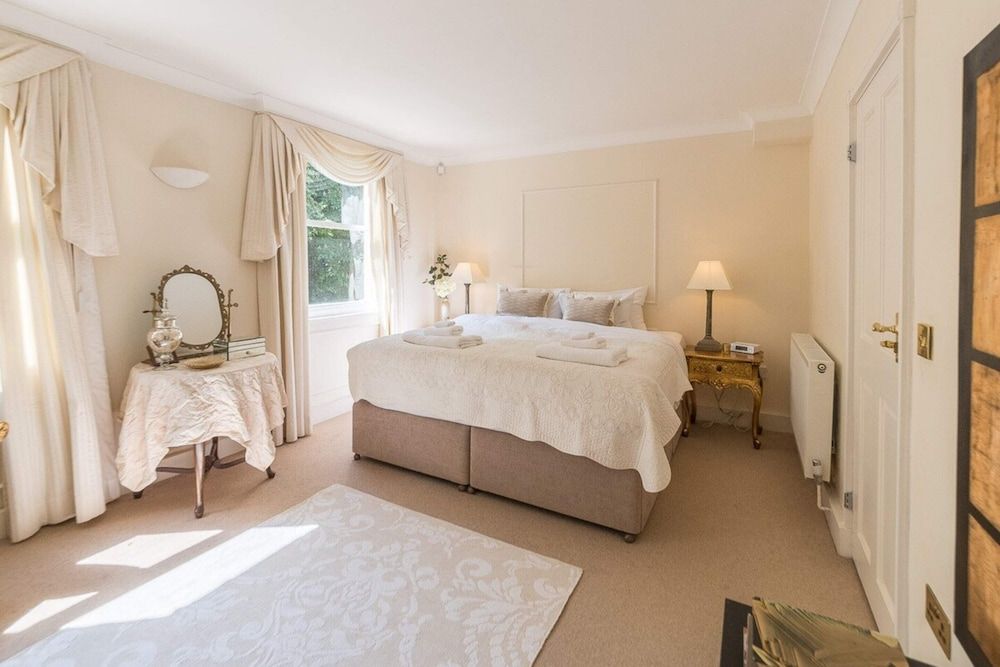 Elegant 3 Bedroom Home Located in South Kensington Apartment (3 Bedrooms) 12