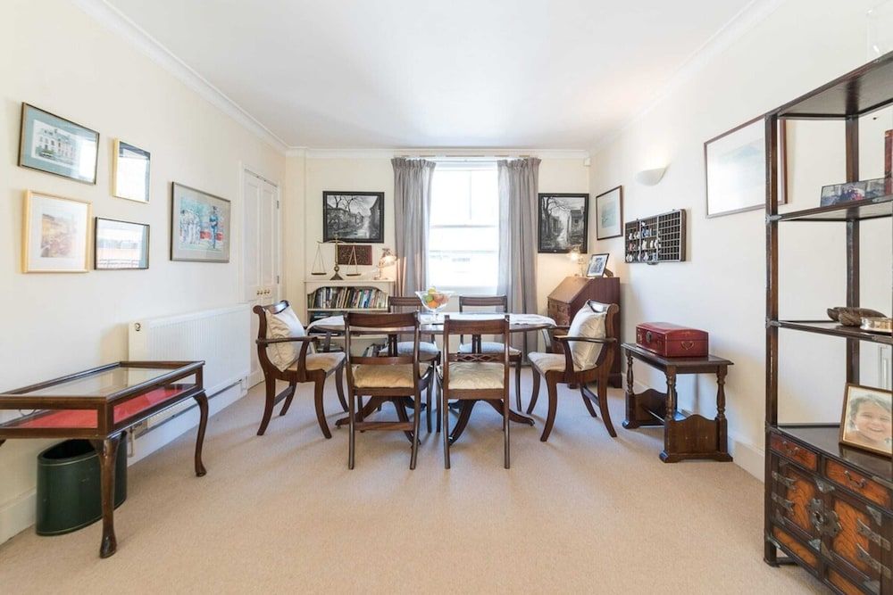 Elegant 3 Bedroom Home Located in South Kensington Apartment (3 Bedrooms) 17
