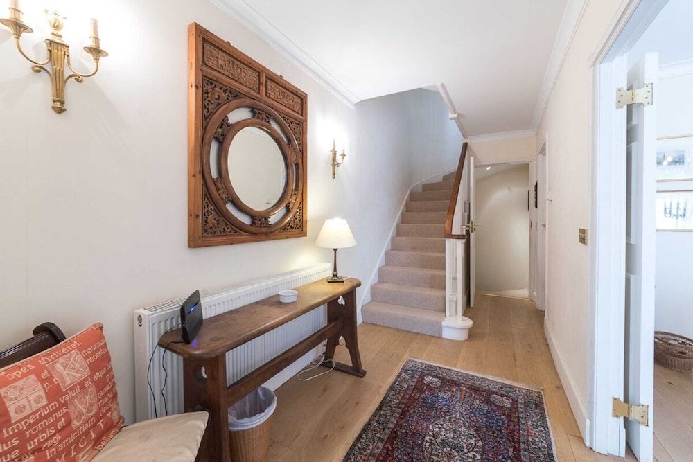 Elegant 3 Bedroom Home Located in South Kensington Apartment (3 Bedrooms) 20
