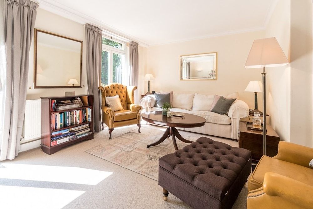 undefined Elegant 3 Bedroom Home Located in South Kensington 2