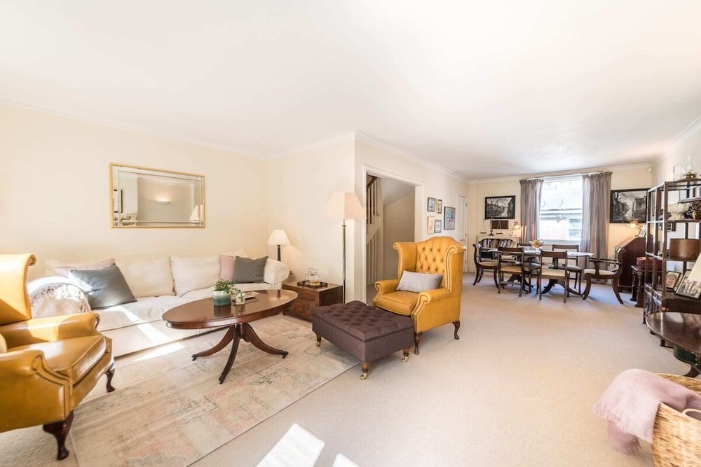 Elegant 3 Bedroom Home Located in South Kensington Apartment (3 Bedrooms) 23