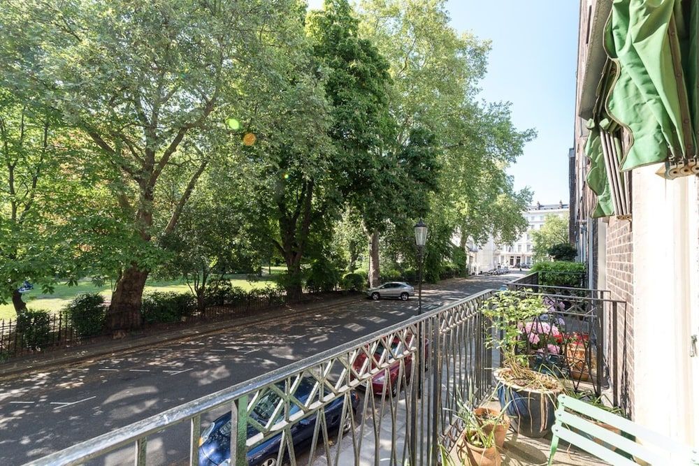 Elegant 3 Bedroom Home Located in South Kensington Apartment (3 Bedrooms) 24