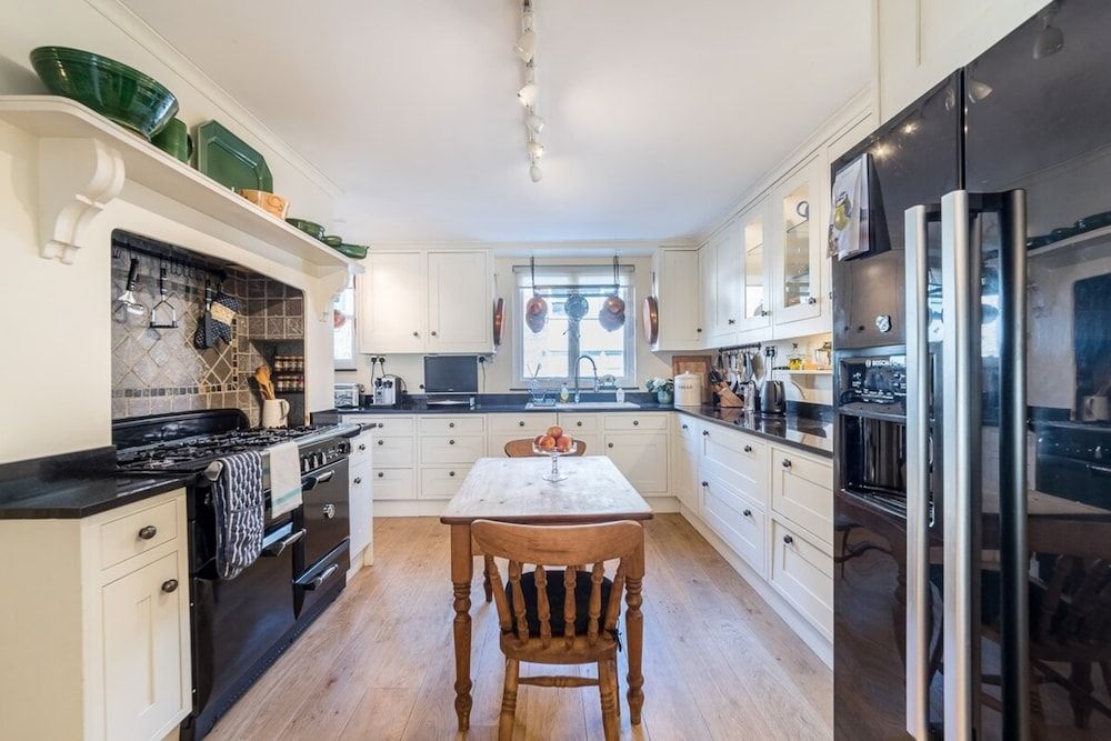 Elegant 3 Bedroom Home Located in South Kensington Apartment (3 Bedrooms) 19