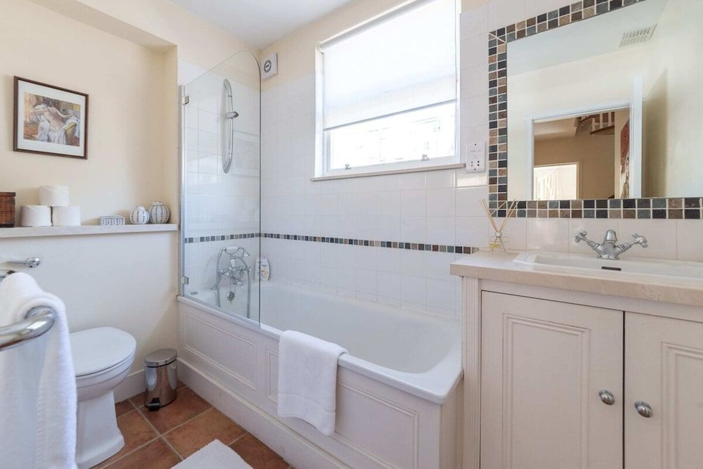 Elegant 3 Bedroom Home Located in South Kensington Apartment (3 Bedrooms) 30