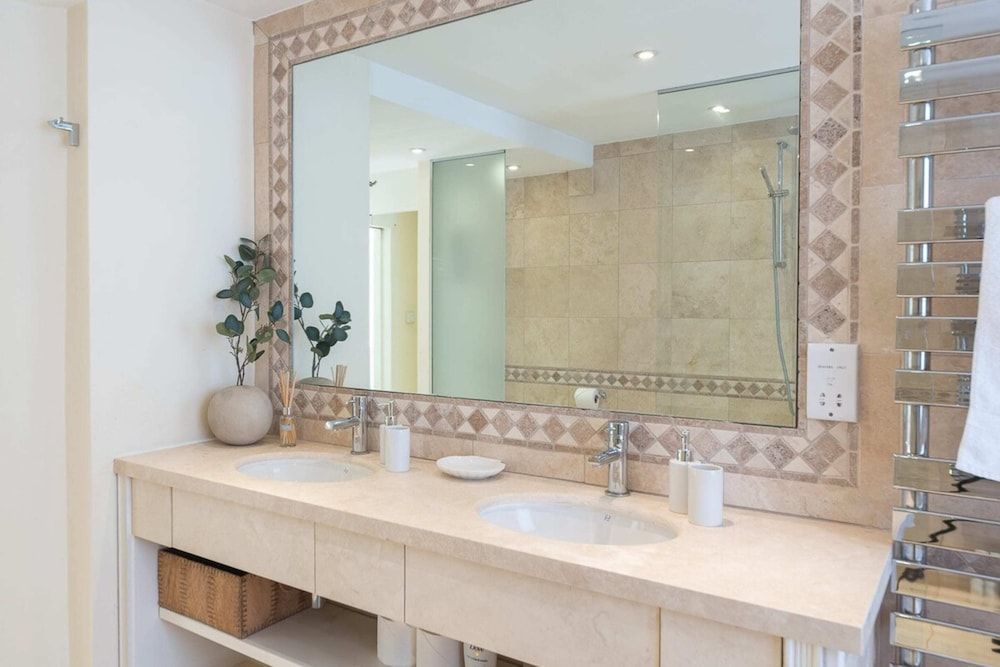 Elegant 3 Bedroom Home Located in South Kensington Apartment (3 Bedrooms) 33