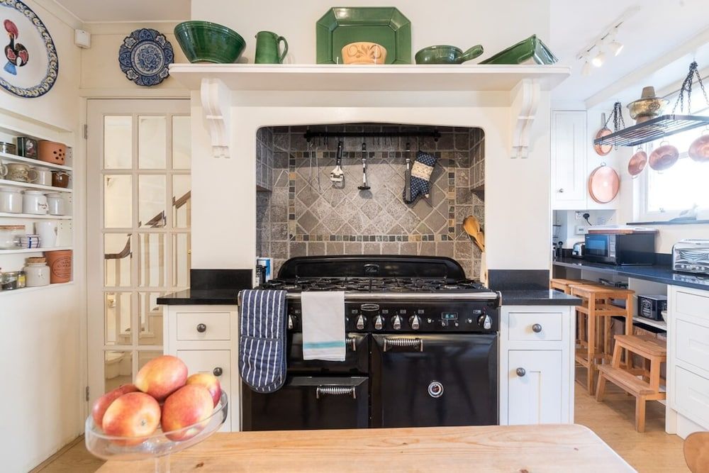 Elegant 3 Bedroom Home Located in South Kensington Apartment (3 Bedrooms) 15