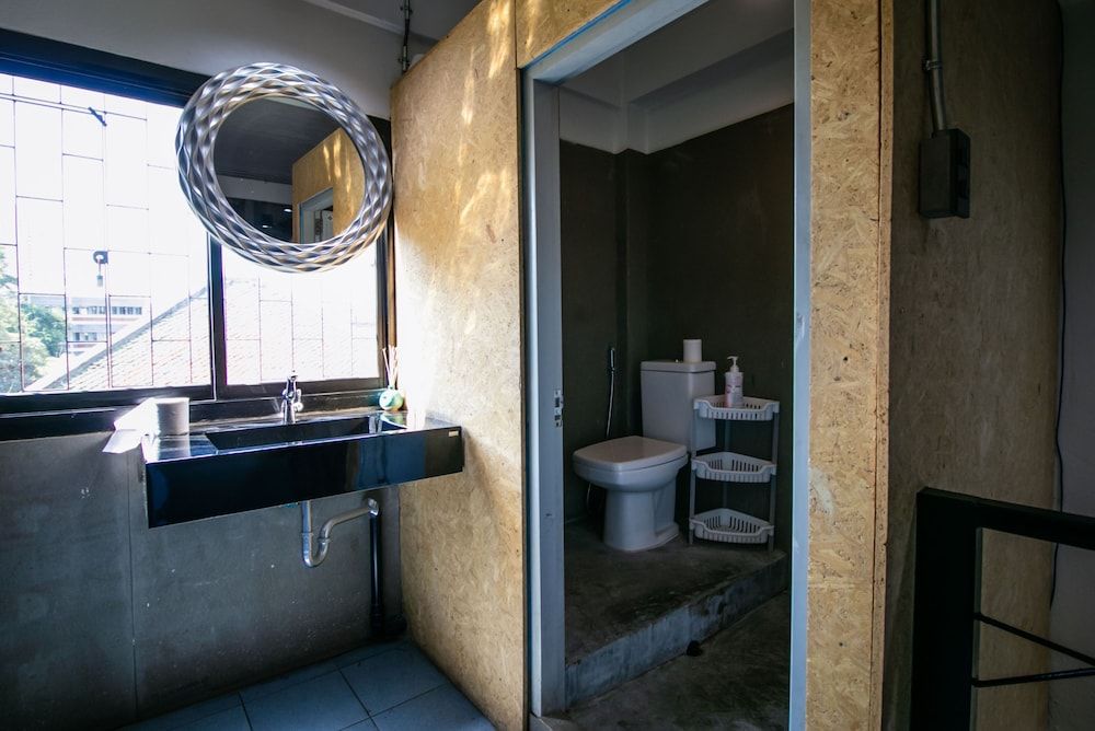 OYO 505 Ente Space Hostel Double Room, Shared Bathroom 8