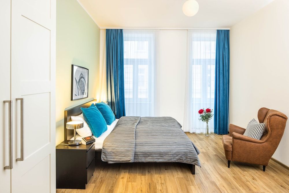 undefined Jimmy's Apartments Emerald 8