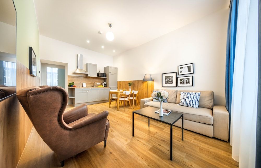 undefined Jimmy's Apartments Emerald 3