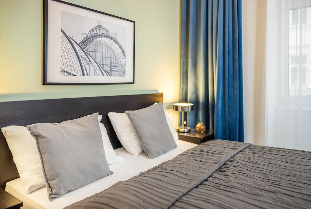 undefined Jimmy's Apartments Emerald 10