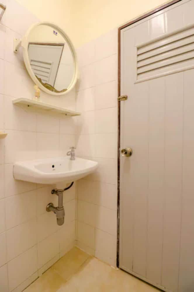 OYO 583 Sweethome Guest House Standard Twin Room 8