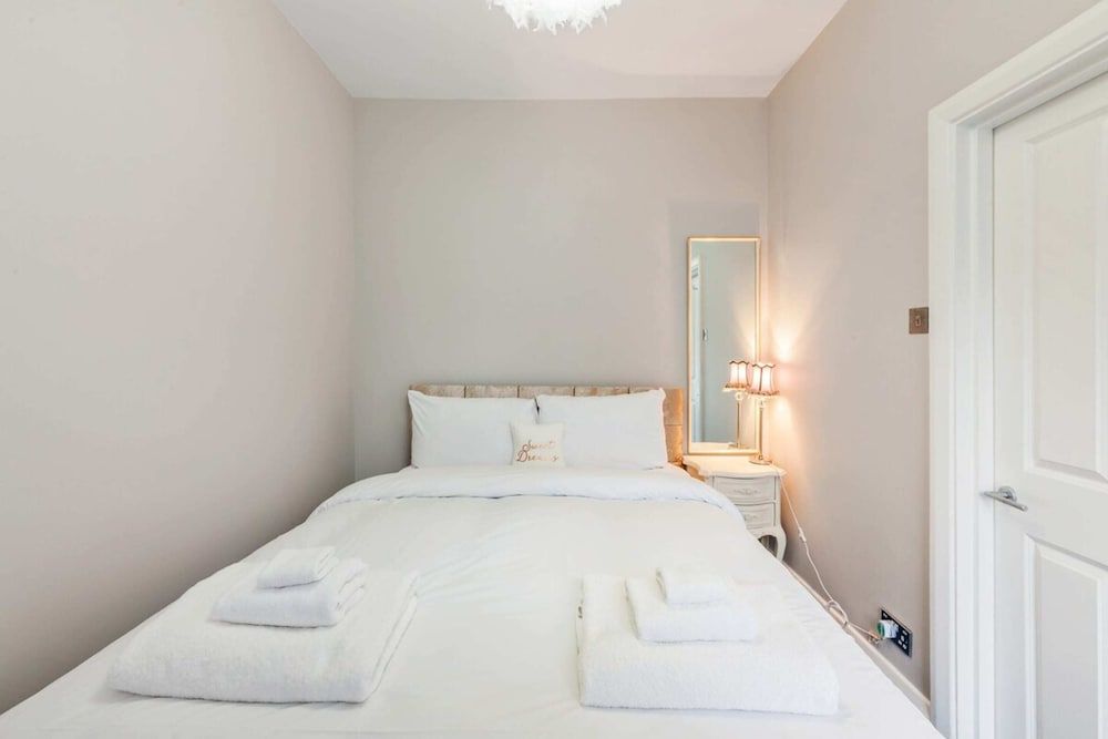 undefined Modern 2 bed Flat, West Kensington, Sleeps 4 7