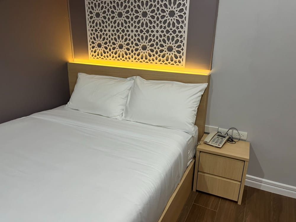 Anwari Hotel Standard Room 4