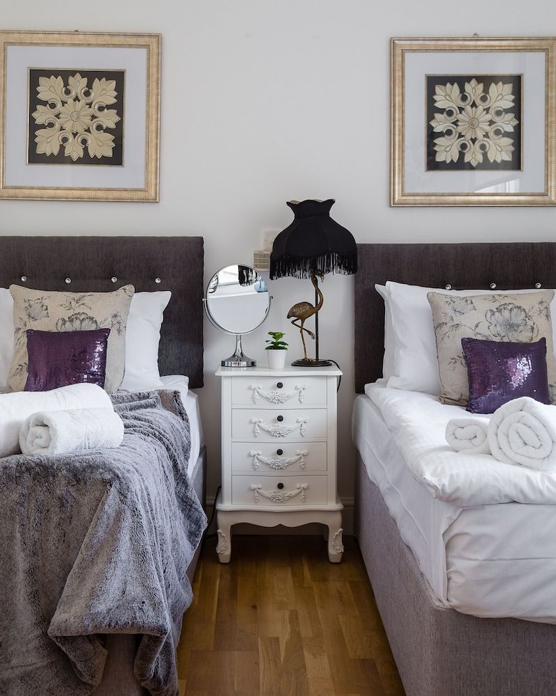 undefined Designer 2-bed 2-bath Behind Selfridges 3