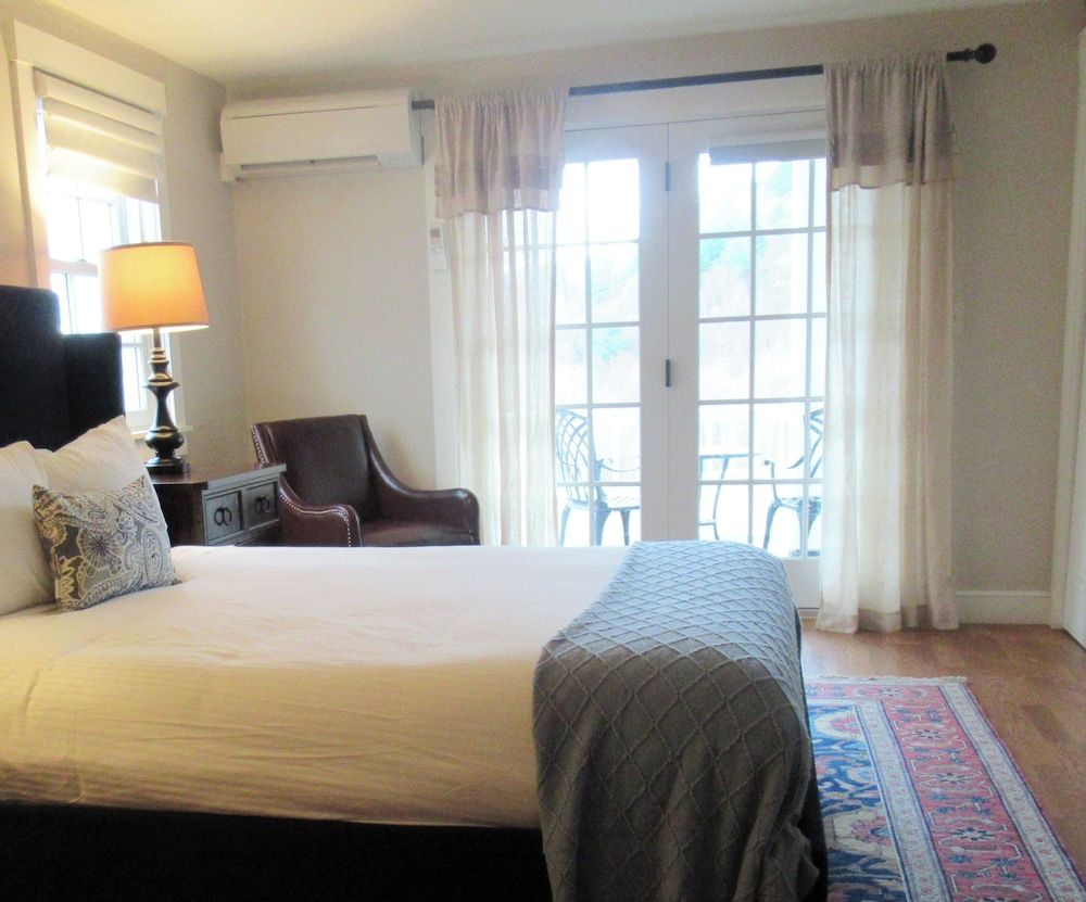 Deluxe Room, 1 Queen Bed, Balcony, Mountain View (15)