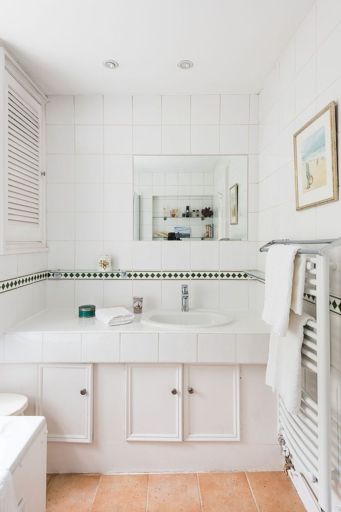 Distinctive Kensington 1-bed flat One-Bedroom Apartment 13